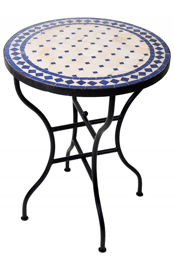 Mesa marroquí con mosaicos de Marrakech, en tonos bei