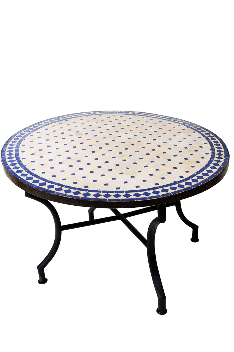 Mesa marroquí con mosaicos de Marrakech, en tonos bei